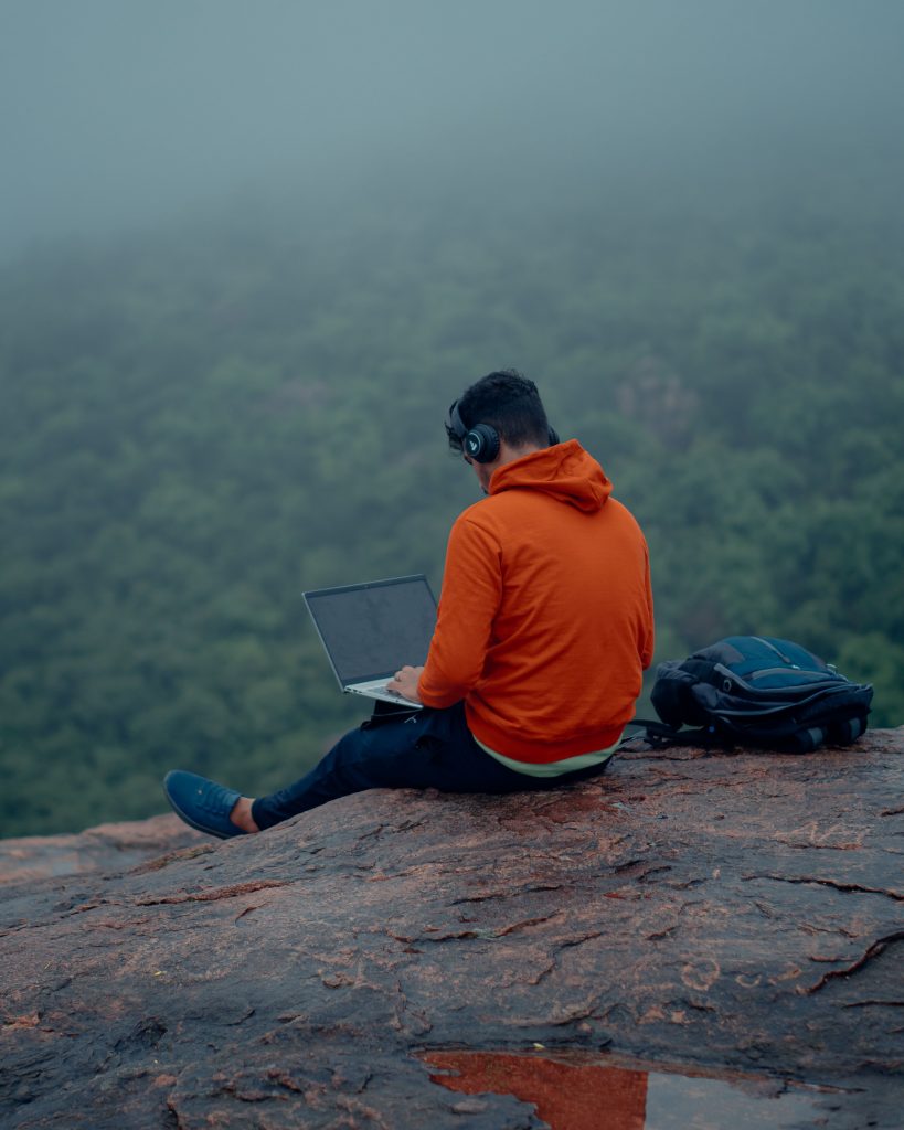 Profesional desconectando el trabajo durante las vacaciones para favorecer el bienestar laboral y la desconexión digital